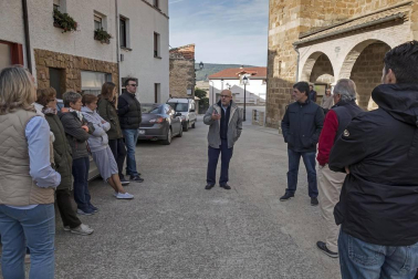 La retirada de una placa de la iglesia en cumplimiento de la Ley de la Memoria ha causado momentos tensos en la localidad.