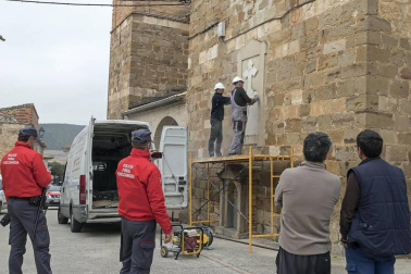 La retirada de una placa de la iglesia en cumplimiento de la Ley de la Memoria ha causado momentos tensos en la localidad.