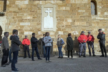 La retirada de una placa de la iglesia en cumplimiento de la Ley de la Memoria ha causado momentos tensos en la localidad.
