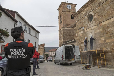 La retirada de una placa de la iglesia en cumplimiento de la Ley de la Memoria ha causado momentos tensos en la localidad.