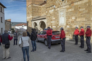 La retirada de una placa de la iglesia en cumplimiento de la Ley de la Memoria ha causado momentos tensos en la localidad.