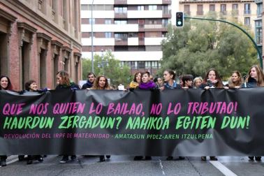 El grupo de madres y padres que reclaman la devolución del IRPF se ha manifestado este sábado en Pamplona para reclamar el IRPF por las bajas de maternidad.