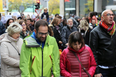 El grupo de madres y padres que reclaman la devolución del IRPF se ha manifestado este sábado en Pamplona para reclamar el IRPF por las bajas de maternidad.