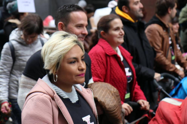 El grupo de madres y padres que reclaman la devolución del IRPF se ha manifestado este sábado en Pamplona para reclamar el IRPF por las bajas de maternidad.
