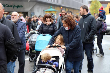 El grupo de madres y padres que reclaman la devolución del IRPF se ha manifestado este sábado en Pamplona para reclamar el IRPF por las bajas de maternidad.