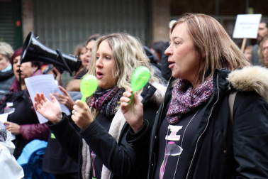 El grupo de madres y padres que reclaman la devolución del IRPF se ha manifestado este sábado en Pamplona para reclamar el IRPF por las bajas de maternidad.