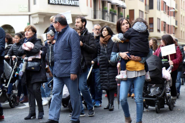 El grupo de madres y padres que reclaman la devolución del IRPF se ha manifestado este sábado en Pamplona para reclamar el IRPF por las bajas de maternidad.