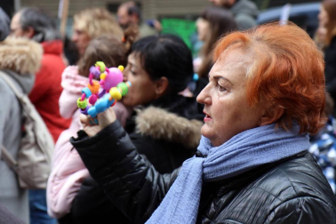 El grupo de madres y padres que reclaman la devolución del IRPF se ha manifestado este sábado en Pamplona para reclamar el IRPF por las bajas de maternidad.