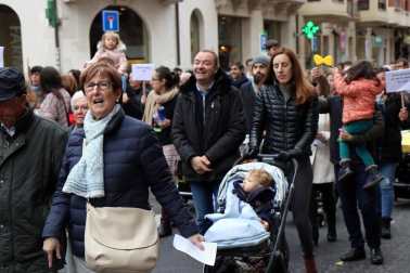 El grupo de madres y padres que reclaman la devolución del IRPF se ha manifestado este sábado en Pamplona para reclamar el IRPF por las bajas de maternidad.