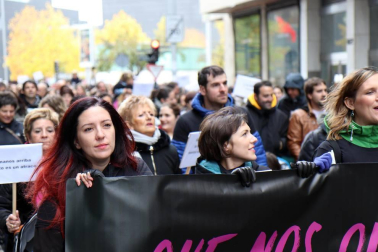 El grupo de madres y padres que reclaman la devolución del IRPF se ha manifestado este sábado en Pamplona para reclamar el IRPF por las bajas de maternidad.