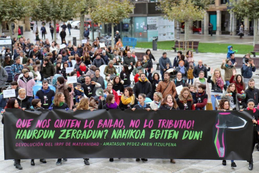 El grupo de madres y padres que reclaman la devolución del IRPF se ha manifestado este sábado en Pamplona para reclamar el IRPF por las bajas de maternidad.