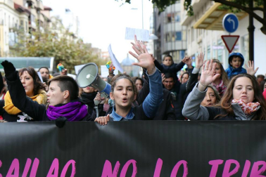 El grupo de madres y padres que reclaman la devolución del IRPF se ha manifestado este sábado en Pamplona para reclamar el IRPF por las bajas de maternidad.
