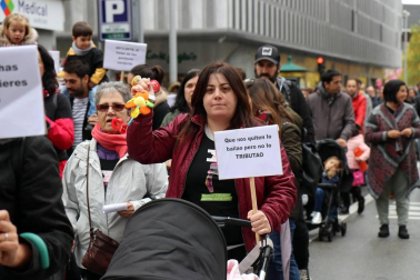El grupo de madres y padres que reclaman la devolución del IRPF se ha manifestado este sábado en Pamplona para reclamar el IRPF por las bajas de maternidad.