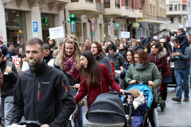 El grupo de madres y padres que reclaman la devolución del IRPF se ha manifestado este sábado en Pamplona para reclamar el IRPF por las bajas de maternidad.