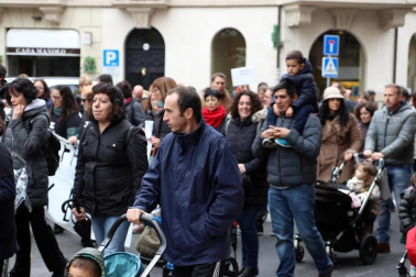El grupo de madres y padres que reclaman la devolución del IRPF se ha manifestado este sábado en Pamplona para reclamar el IRPF por las bajas de maternidad.
