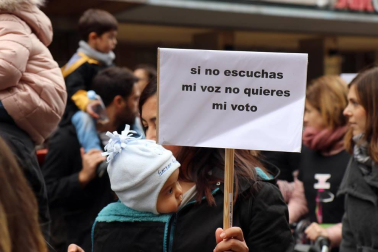 El grupo de madres y padres que reclaman la devolución del IRPF se ha manifestado este sábado en Pamplona para reclamar el IRPF por las bajas de maternidad.