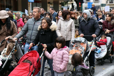 El grupo de madres y padres que reclaman la devolución del IRPF se ha manifestado este sábado en Pamplona para reclamar el IRPF por las bajas de maternidad.