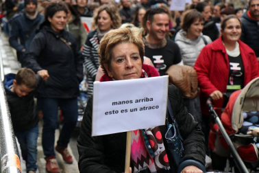 El grupo de madres y padres que reclaman la devolución del IRPF se ha manifestado este sábado en Pamplona para reclamar el IRPF por las bajas de maternidad.