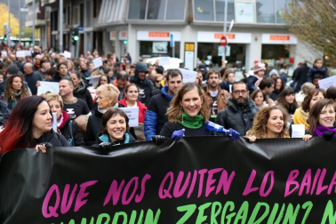 El grupo de madres y padres que reclaman la devolución del IRPF se ha manifestado este sábado en Pamplona para reclamar el IRPF por las bajas de maternidad.