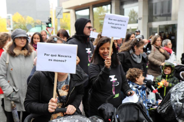 El grupo de madres y padres que reclaman la devolución del IRPF se ha manifestado este sábado en Pamplona para reclamar el IRPF por las bajas de maternidad.