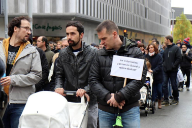 El grupo de madres y padres que reclaman la devolución del IRPF se ha manifestado este sábado en Pamplona para reclamar el IRPF por las bajas de maternidad.