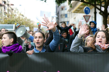 El grupo de madres y padres que reclaman la devolución del IRPF se ha manifestado este sábado en Pamplona para reclamar el IRPF por las bajas de maternidad.