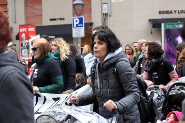 El grupo de madres y padres que reclaman la devolución del IRPF se ha manifestado este sábado en Pamplona para reclamar el IRPF por las bajas de maternidad.