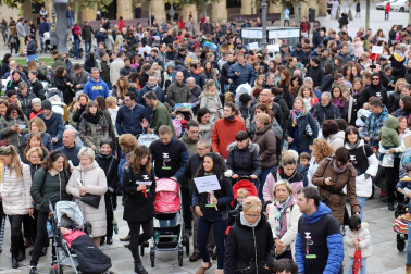 El grupo de madres y padres que reclaman la devolución del IRPF se ha manifestado este sábado en Pamplona para reclamar el IRPF por las bajas de maternidad.