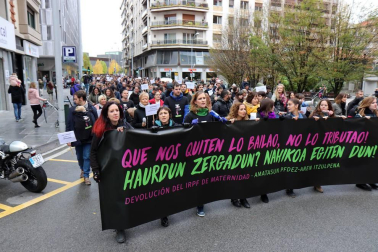 El grupo de madres y padres que reclaman la devolución del IRPF se ha manifestado este sábado en Pamplona para reclamar el IRPF por las bajas de maternidad.