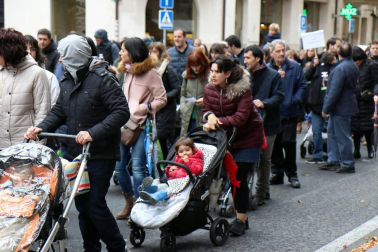 El grupo de madres y padres que reclaman la devolución del IRPF se ha manifestado este sábado en Pamplona para reclamar el IRPF por las bajas de maternidad.