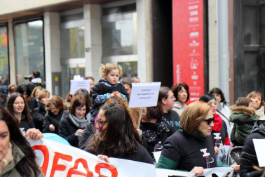 El grupo de madres y padres que reclaman la devolución del IRPF se ha manifestado este sábado en Pamplona para reclamar el IRPF por las bajas de maternidad.