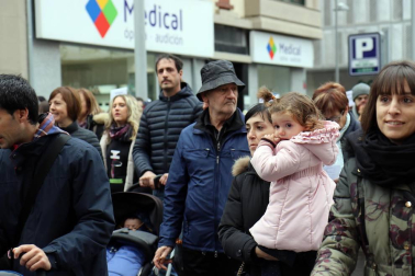 El grupo de madres y padres que reclaman la devolución del IRPF se ha manifestado este sábado en Pamplona para reclamar el IRPF por las bajas de maternidad.
