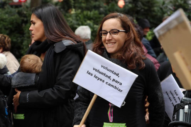 El grupo de madres y padres que reclaman la devolución del IRPF se ha manifestado este sábado en Pamplona para reclamar el IRPF por las bajas de maternidad.