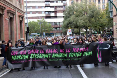El grupo de madres y padres que reclaman la devolución del IRPF se ha manifestado este sábado en Pamplona para reclamar el IRPF por las bajas de maternidad.