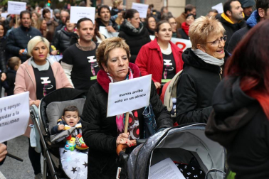 El grupo de madres y padres que reclaman la devolución del IRPF se ha manifestado este sábado en Pamplona para reclamar el IRPF por las bajas de maternidad.