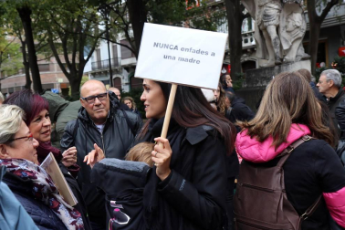 El grupo de madres y padres que reclaman la devolución del IRPF se ha manifestado este sábado en Pamplona para reclamar el IRPF por las bajas de maternidad.
