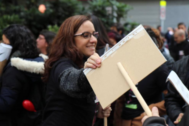 El grupo de madres y padres que reclaman la devolución del IRPF se ha manifestado este sábado en Pamplona para reclamar el IRPF por las bajas de maternidad.