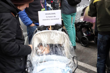 El grupo de madres y padres que reclaman la devolución del IRPF se ha manifestado este sábado en Pamplona para reclamar el IRPF por las bajas de maternidad.