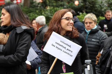 El grupo de madres y padres que reclaman la devolución del IRPF se ha manifestado este sábado en Pamplona para reclamar el IRPF por las bajas de maternidad.