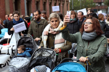 El grupo de madres y padres que reclaman la devolución del IRPF se ha manifestado este sábado en Pamplona para reclamar el IRPF por las bajas de maternidad.