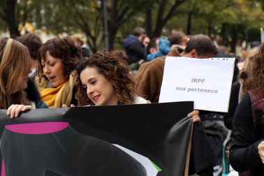 El grupo de madres y padres que reclaman la devolución del IRPF se ha manifestado este sábado en Pamplona para reclamar el IRPF por las bajas de maternidad.
