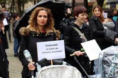 El grupo de madres y padres que reclaman la devolución del IRPF se ha manifestado este sábado en Pamplona para reclamar el IRPF por las bajas de maternidad.