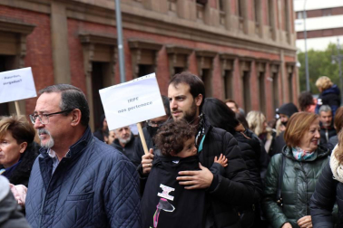 El grupo de madres y padres que reclaman la devolución del IRPF se ha manifestado este sábado en Pamplona para reclamar el IRPF por las bajas de maternidad.