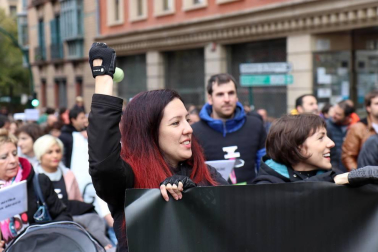El grupo de madres y padres que reclaman la devolución del IRPF se ha manifestado este sábado en Pamplona para reclamar el IRPF por las bajas de maternidad.