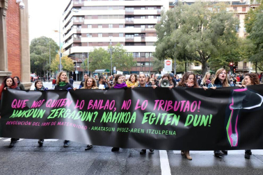 El grupo de madres y padres que reclaman la devolución del IRPF se ha manifestado este sábado en Pamplona para reclamar el IRPF por las bajas de maternidad.