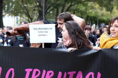 El grupo de madres y padres que reclaman la devolución del IRPF se ha manifestado este sábado en Pamplona para reclamar el IRPF por las bajas de maternidad.