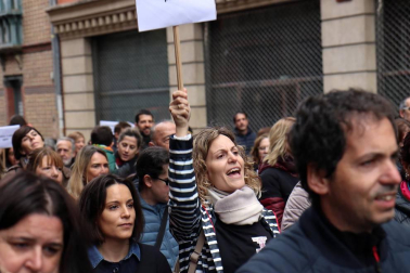 El grupo de madres y padres que reclaman la devolución del IRPF se ha manifestado este sábado en Pamplona para reclamar el IRPF por las bajas de maternidad.