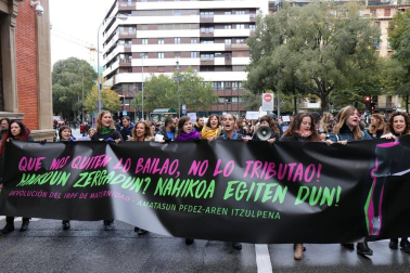 El grupo de madres y padres que reclaman la devolución del IRPF se ha manifestado este sábado en Pamplona para reclamar el IRPF por las bajas de maternidad.