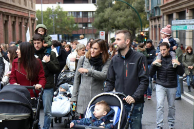 El grupo de madres y padres que reclaman la devolución del IRPF se ha manifestado este sábado en Pamplona para reclamar el IRPF por las bajas de maternidad.