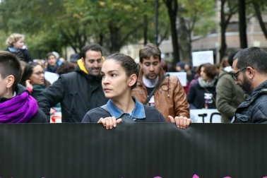 El grupo de madres y padres que reclaman la devolución del IRPF se ha manifestado este sábado en Pamplona para reclamar el IRPF por las bajas de maternidad.
